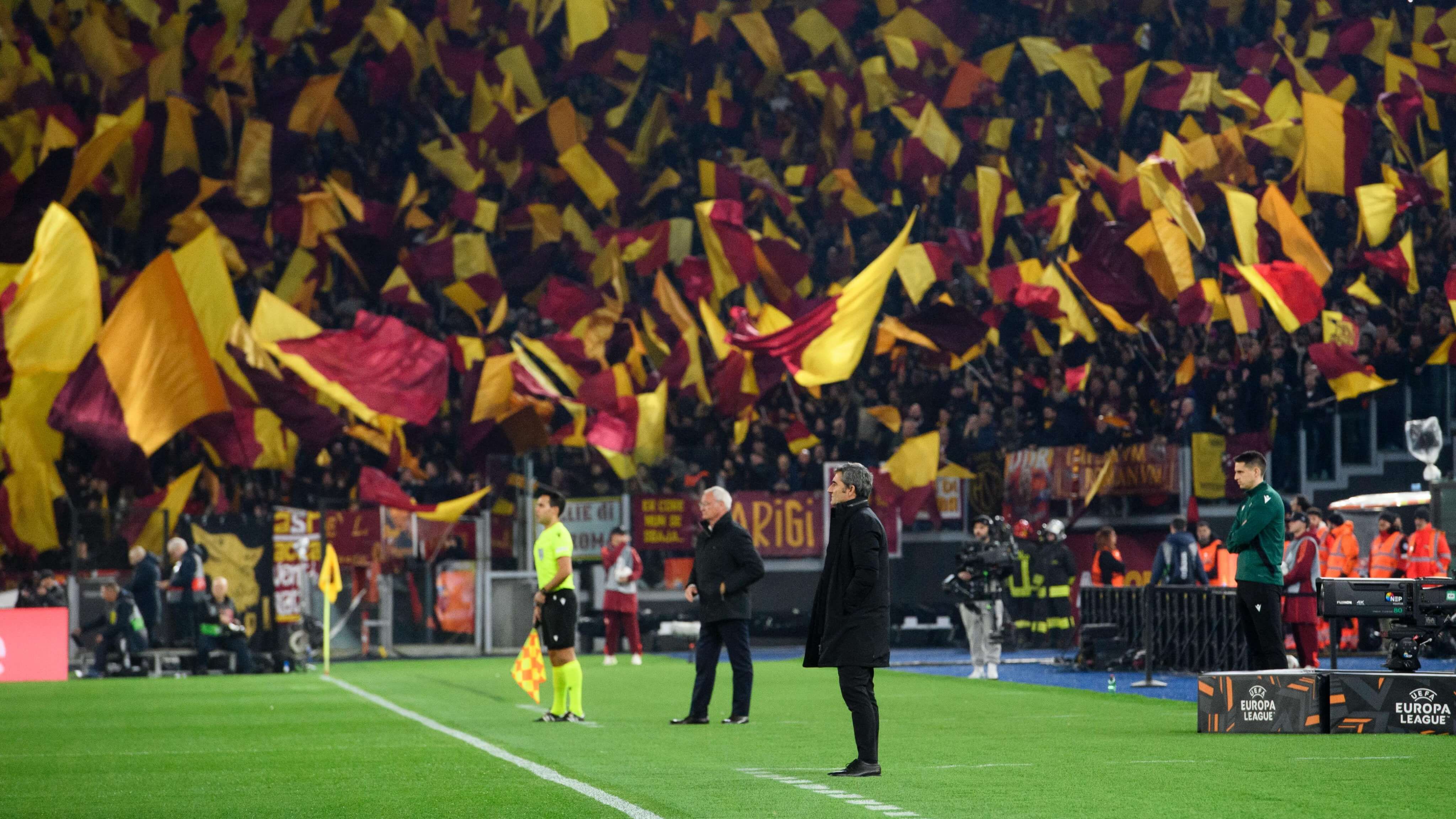  Claudio Ranieri y Ernesto Valverde, entre banderas en el Estadio Olímpico de Roma.
