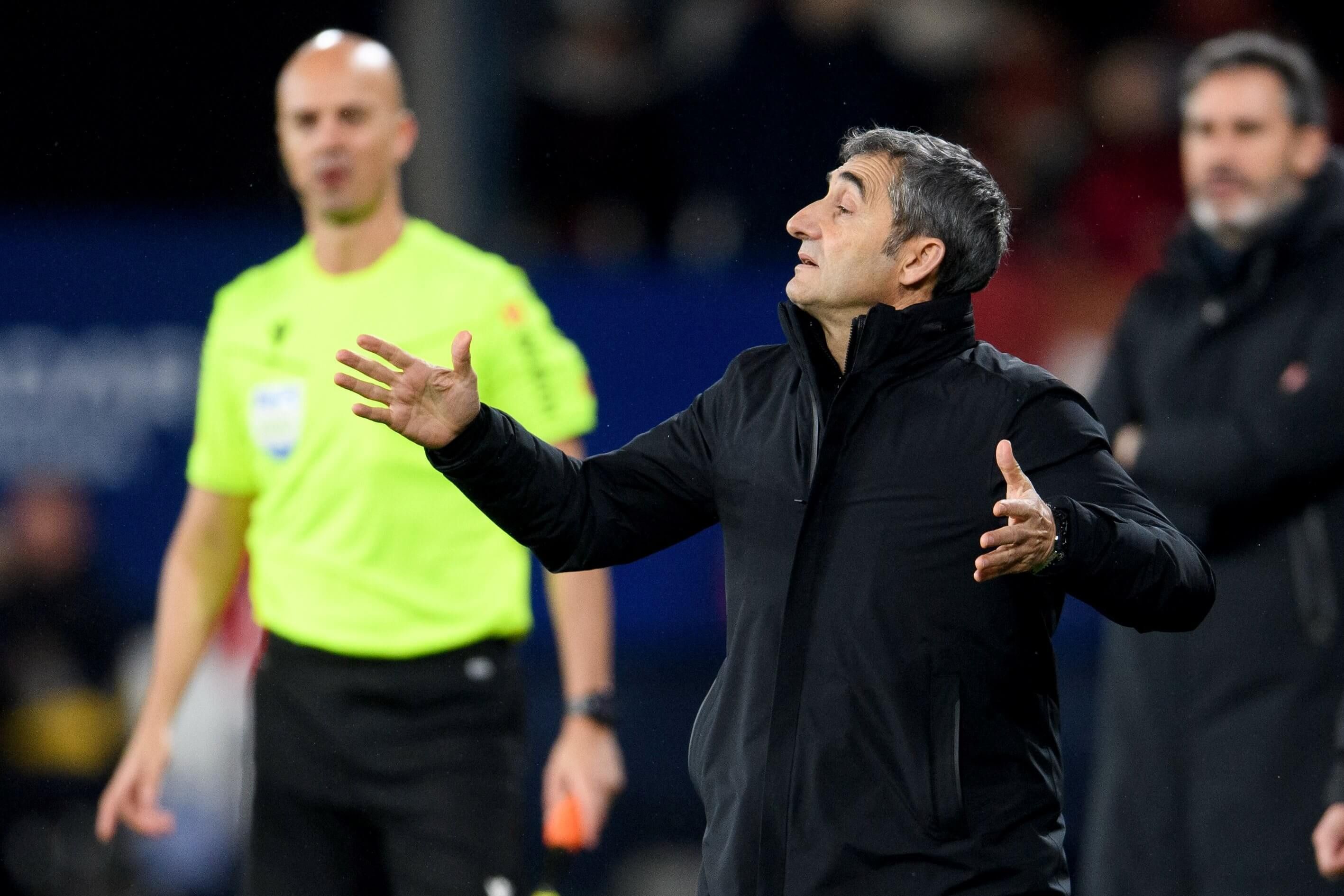 Gesto del entrenador Ernesto Valverde en un partido de LALIGA EA Sports.