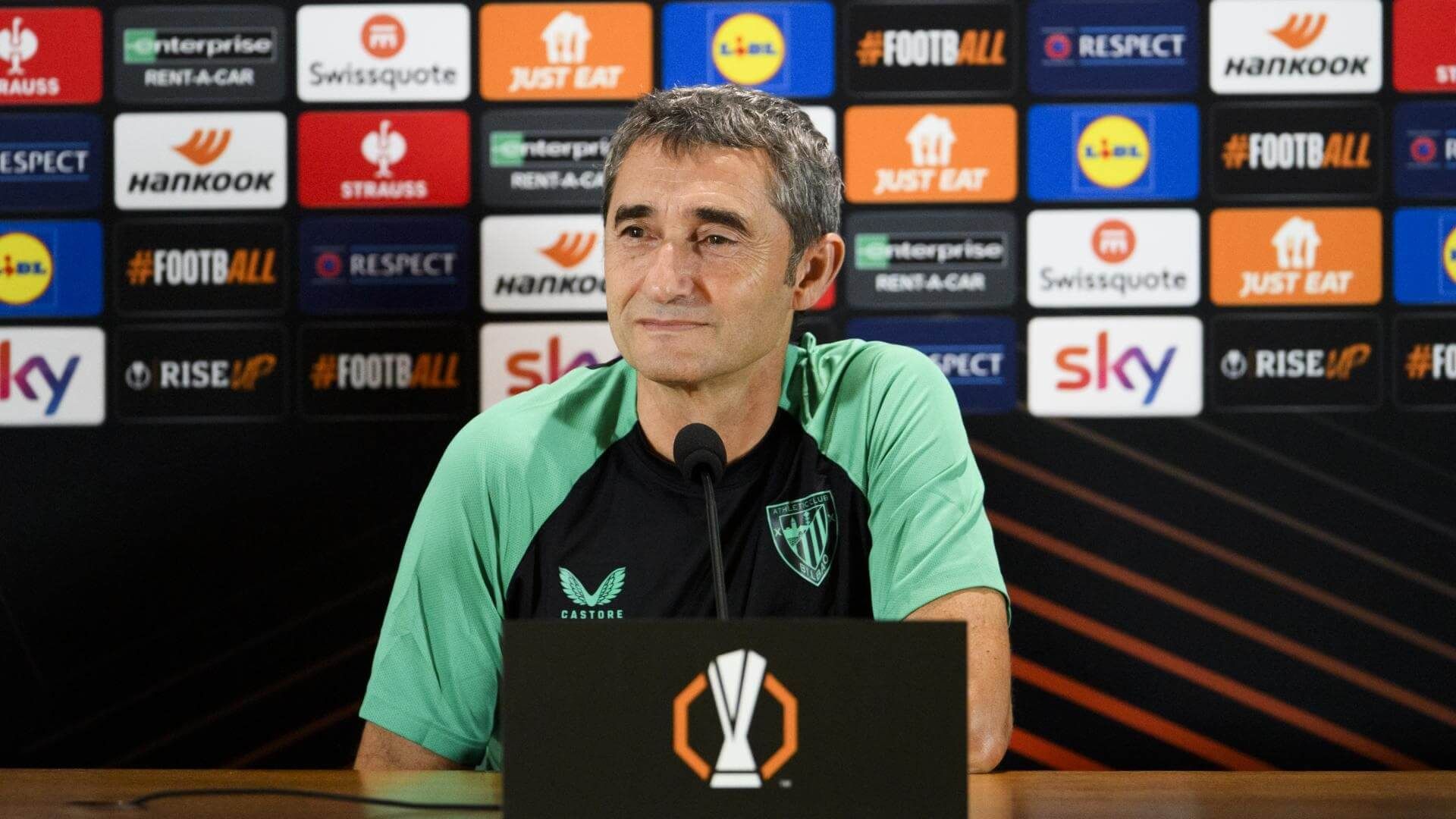 El técnico Ernesto Valverde atiende a la prensa antes de un partido de la UEFA Europa League.