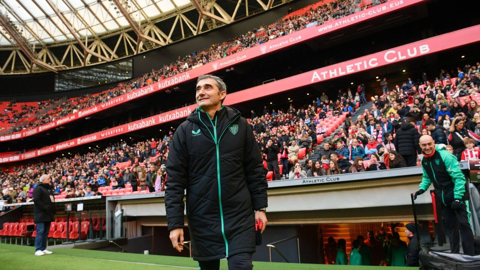  El entrenador rojiblanco Ernesto Valverde salta al césped.
