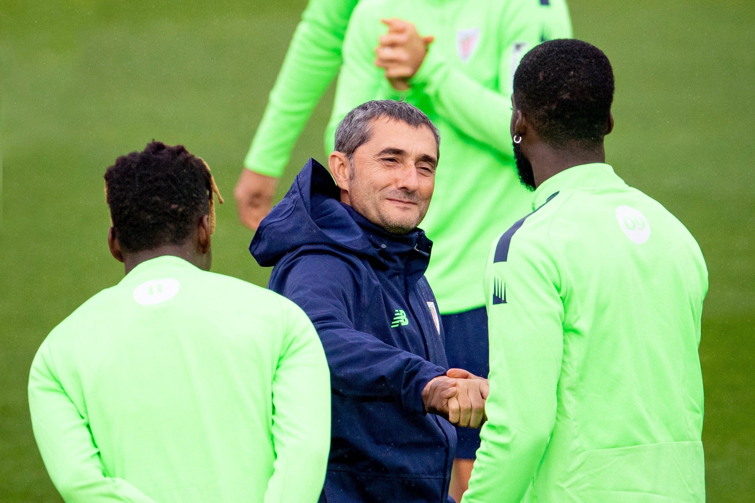  Ernesto Valverde saluda a Iñaki Williams en Lezama con la mirada de su hermano Nico.