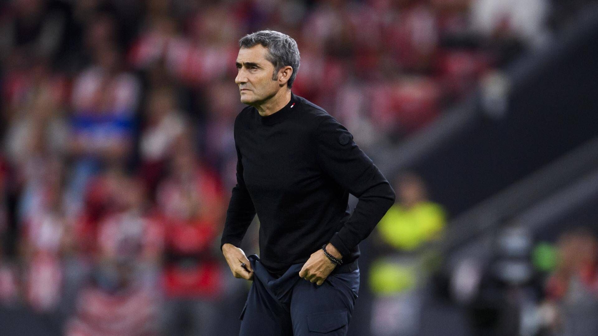 Ernesto Valverde se remanga para dirigir a su equipo durante un encuentro de los Leones.