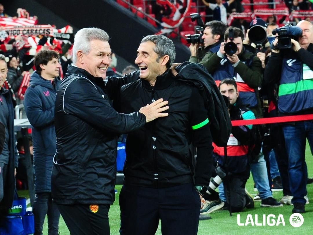  Ernesto Valverde, sonriente en su saludo con el 'Vasco' Aguirre antes de un Athletic Club - Real Mallorca.