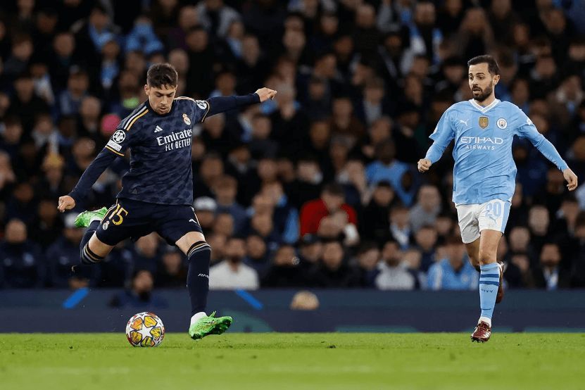 Fede Valverde, ante Bernardo Silva en el City-Real Madrid.