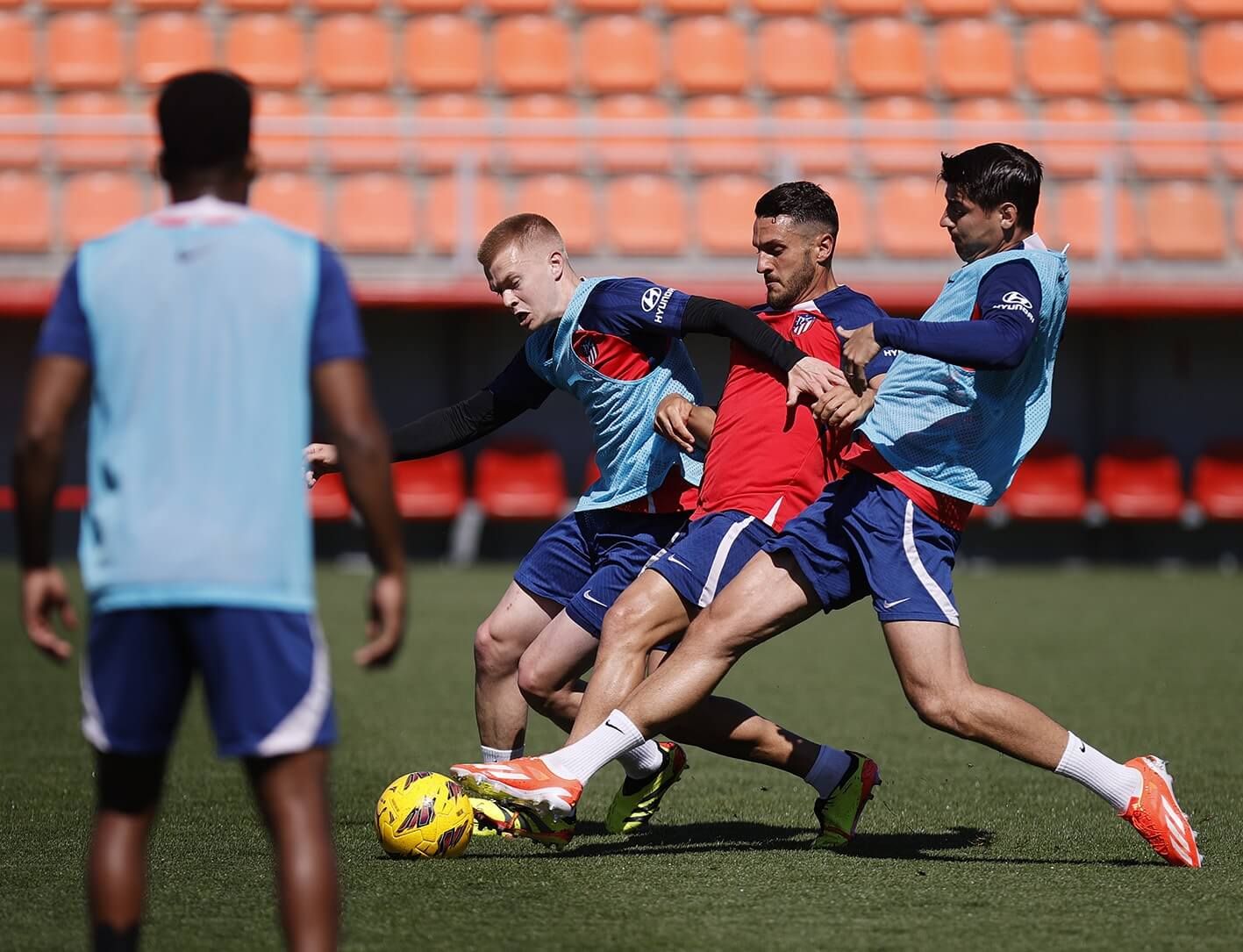 Vermeeren, Koke y Morata pugnan por un balón en una sesión del Atlético.