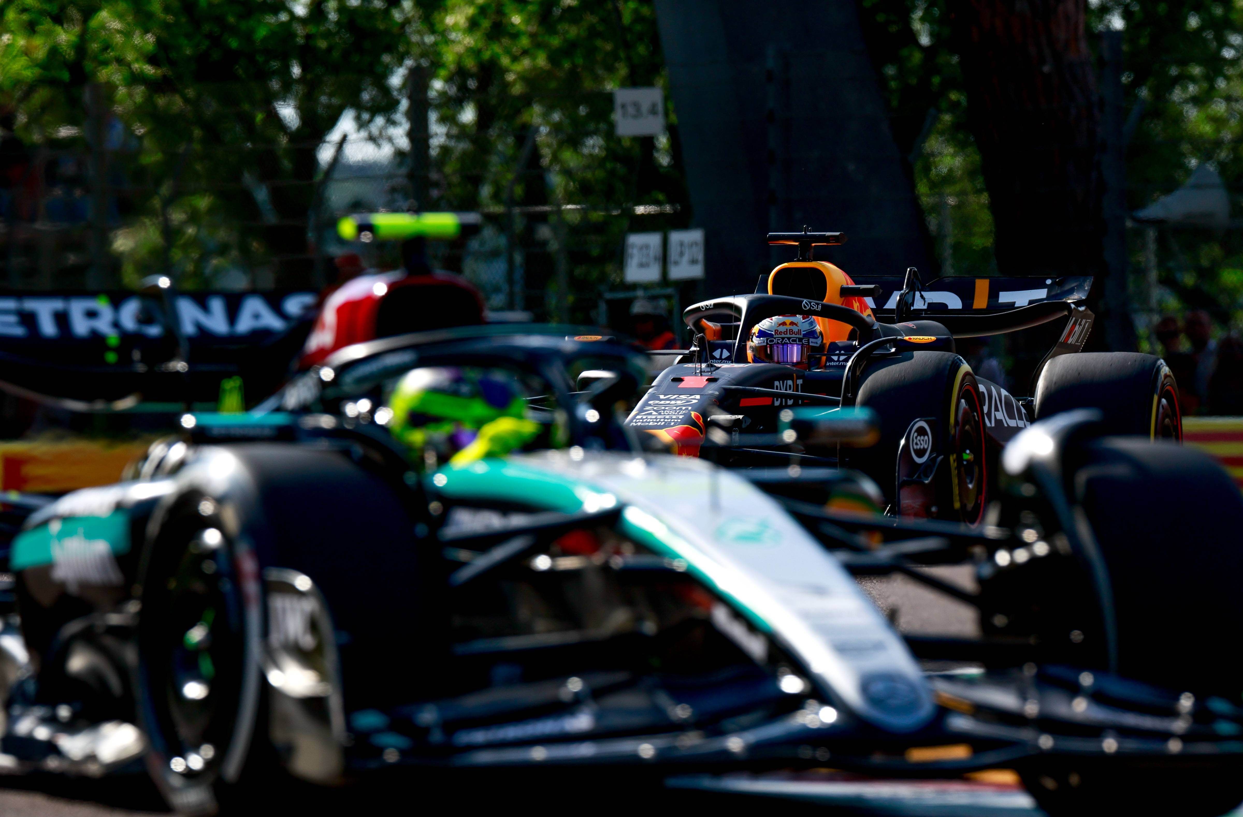  Max Verstappen y Lewis Hamilton, en el GP de Imola.