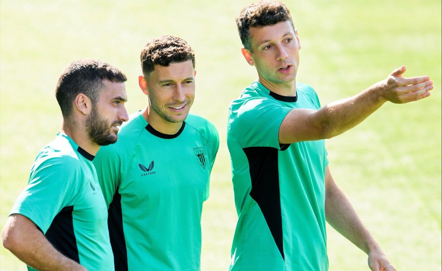 Mikel Vesga indica algo en Lezama a Lekue y De Marcos.