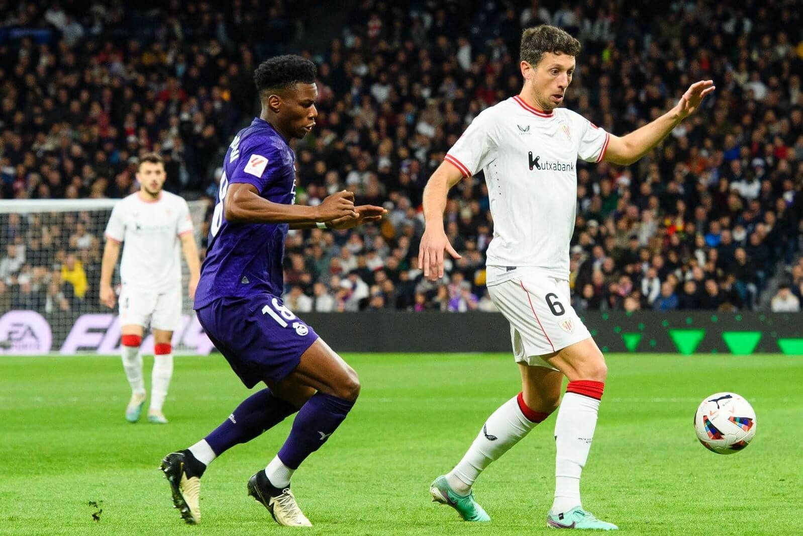  Mikel Vesga la toca ante el Real Madrid en el Bernabéu.