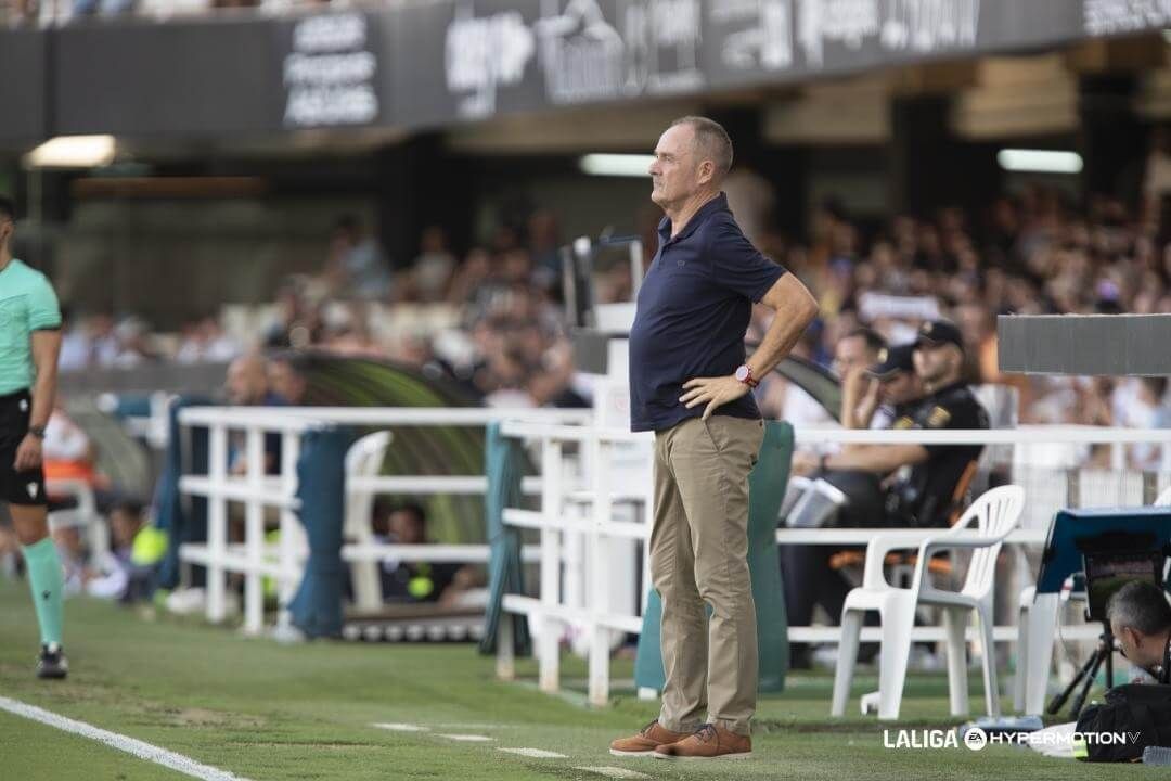  Víctor Fernández da instrucciones en el Cartagena - Zaragoza.