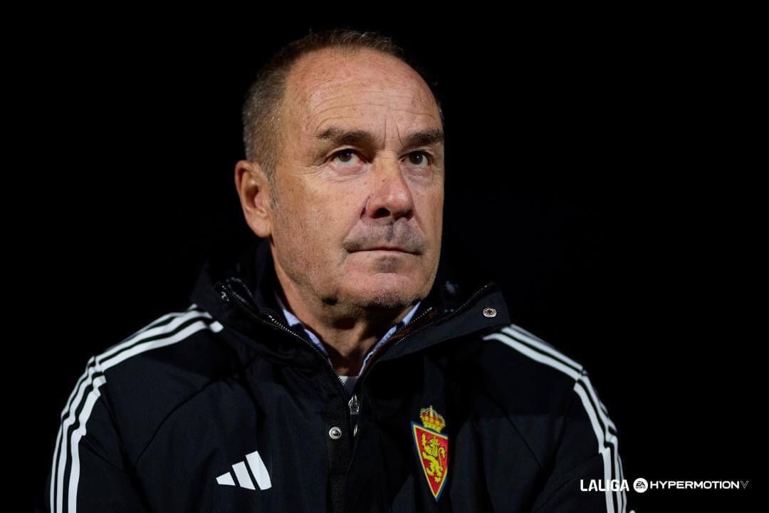  Víctor Fernández, pensativo, con el Real Zaragoza.