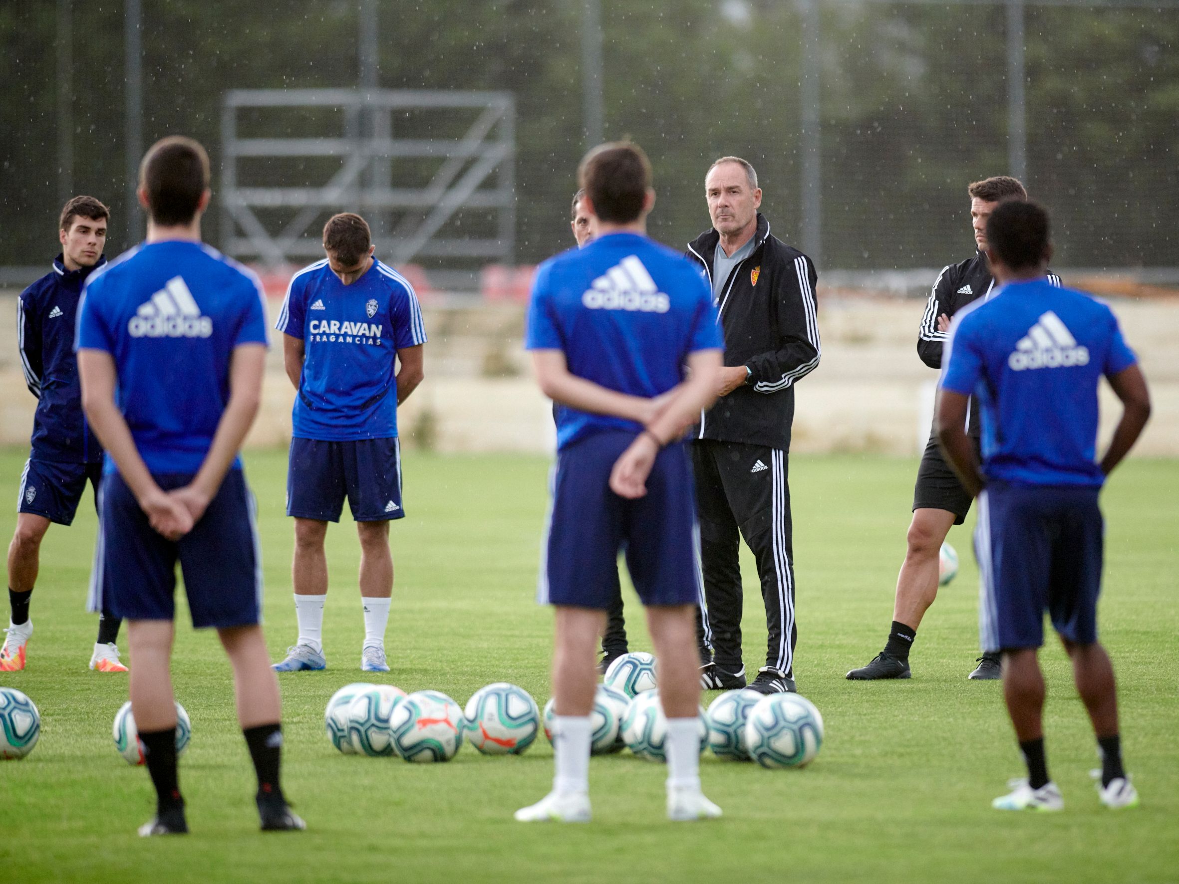  Víctor Fernández da instrucciones en un entrenamiento del Real Zaragoza.