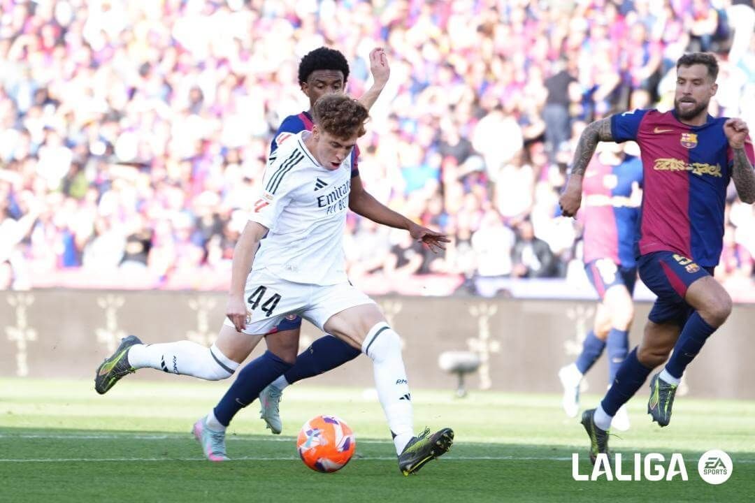 Víctor Muñoz perdona una ocasión en su debut con el Real Madrid en el Clásico.
