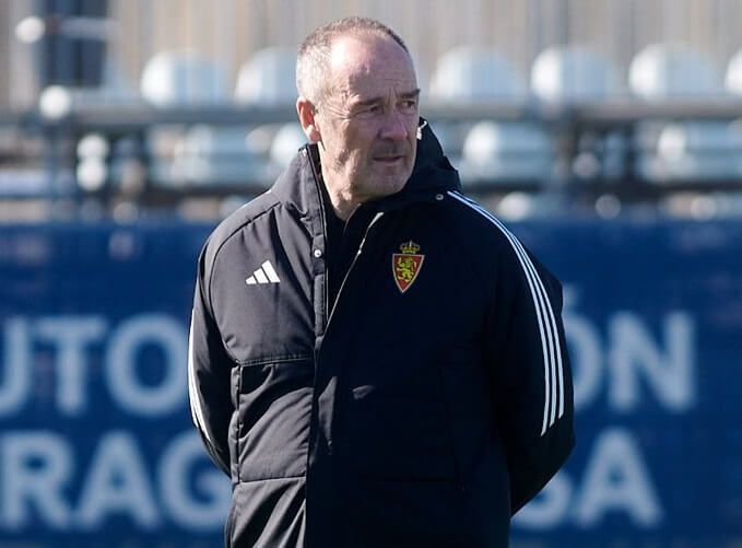 Víctor Fernández dirige un entrenamiento del Real Zaragoza.