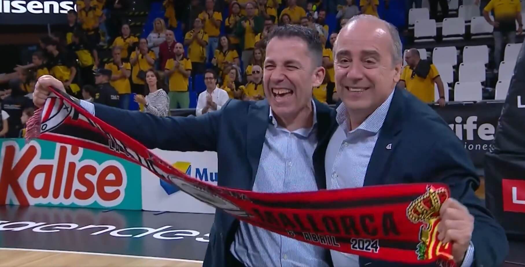  Txus Vidorreta y Gonzalo García de Vitoria celebran la victoria del Tenerife con la bufanda del Athletic.