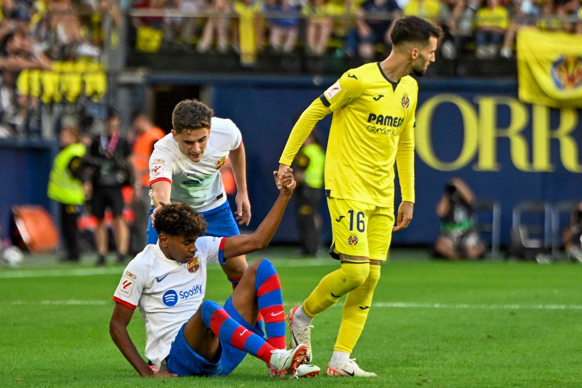 Álex Baena levanta a Lamine Yamal en el Villarreal-Barcelona.
