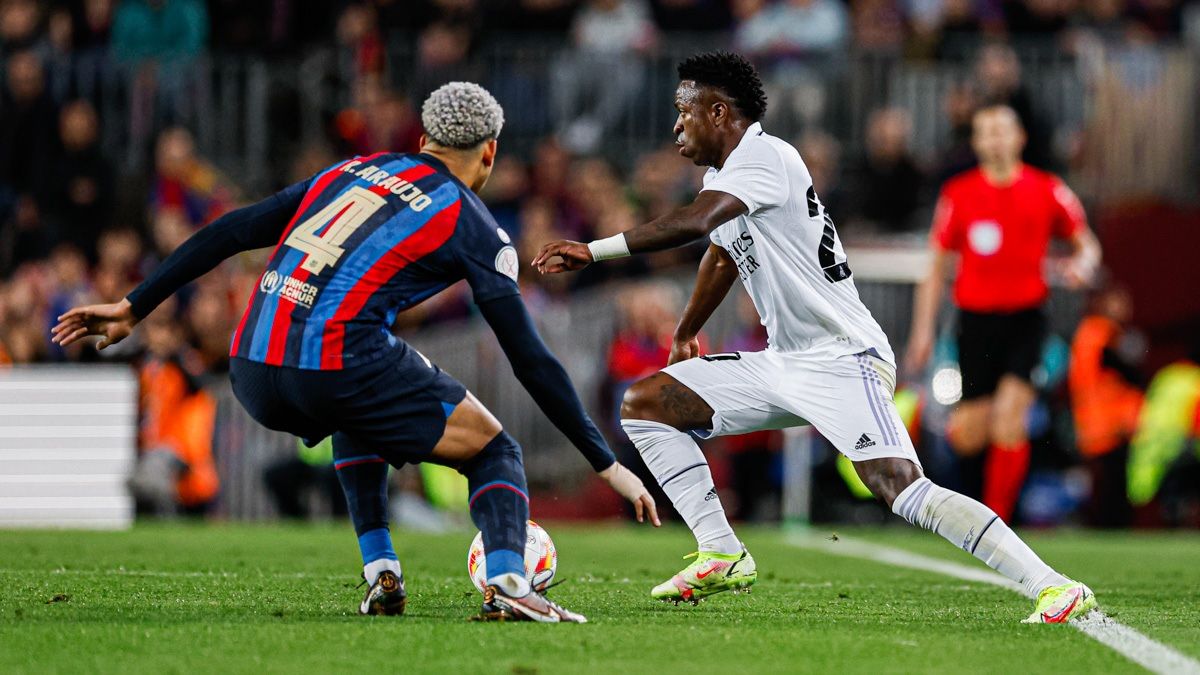  Vinícius, ante Ronald Araujo en el Clásico.