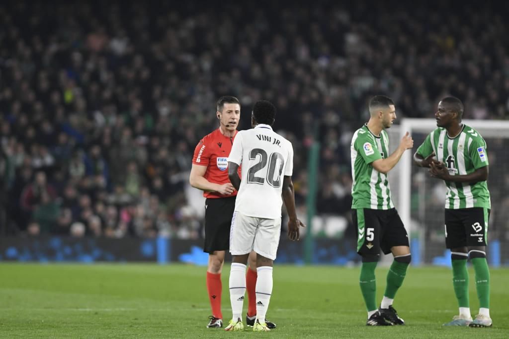  Vinicius habla con Soto Grado el Betis-Real Madrid.