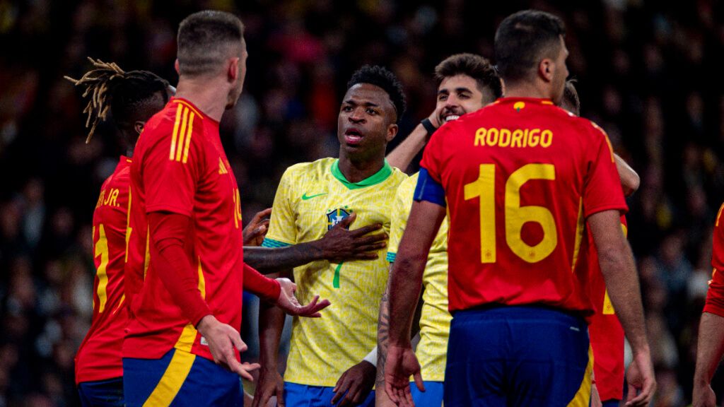  El encontronazo entre Vinicius Jr y Laporte durante el partido (Fuente: Cordon Press)