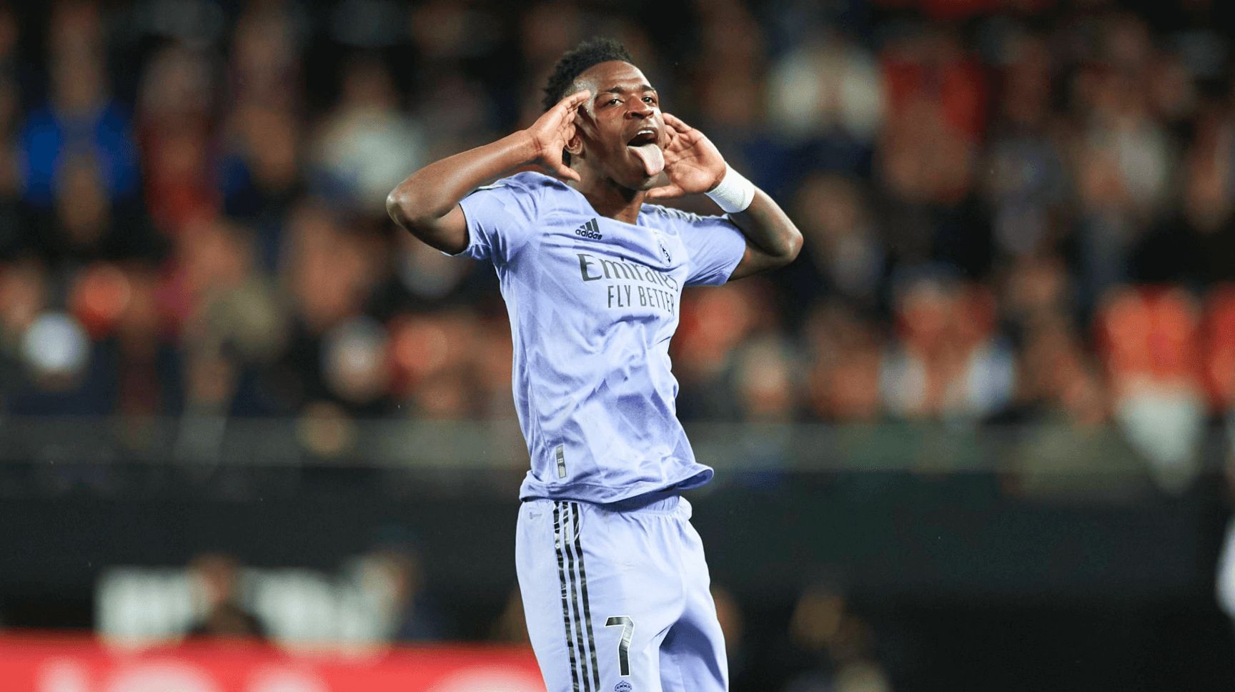  Vinicius celebra uno de sus goles en Mestalla.