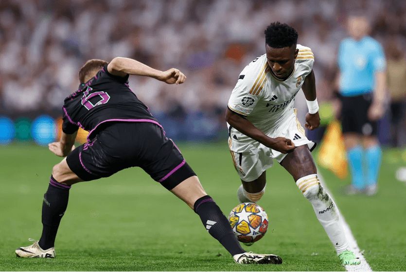  Vinicius regateando a Joosua Kimmich en el Real Madrid-Bayern.