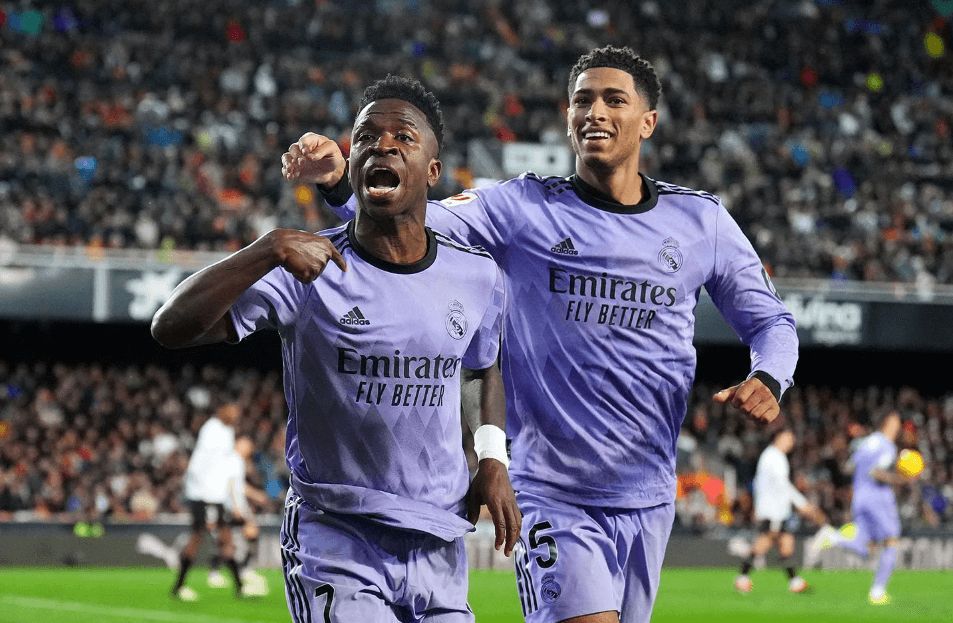  Vinicius y Jude Bellingham celebrando un gol en el Valencia-Real Madrid.