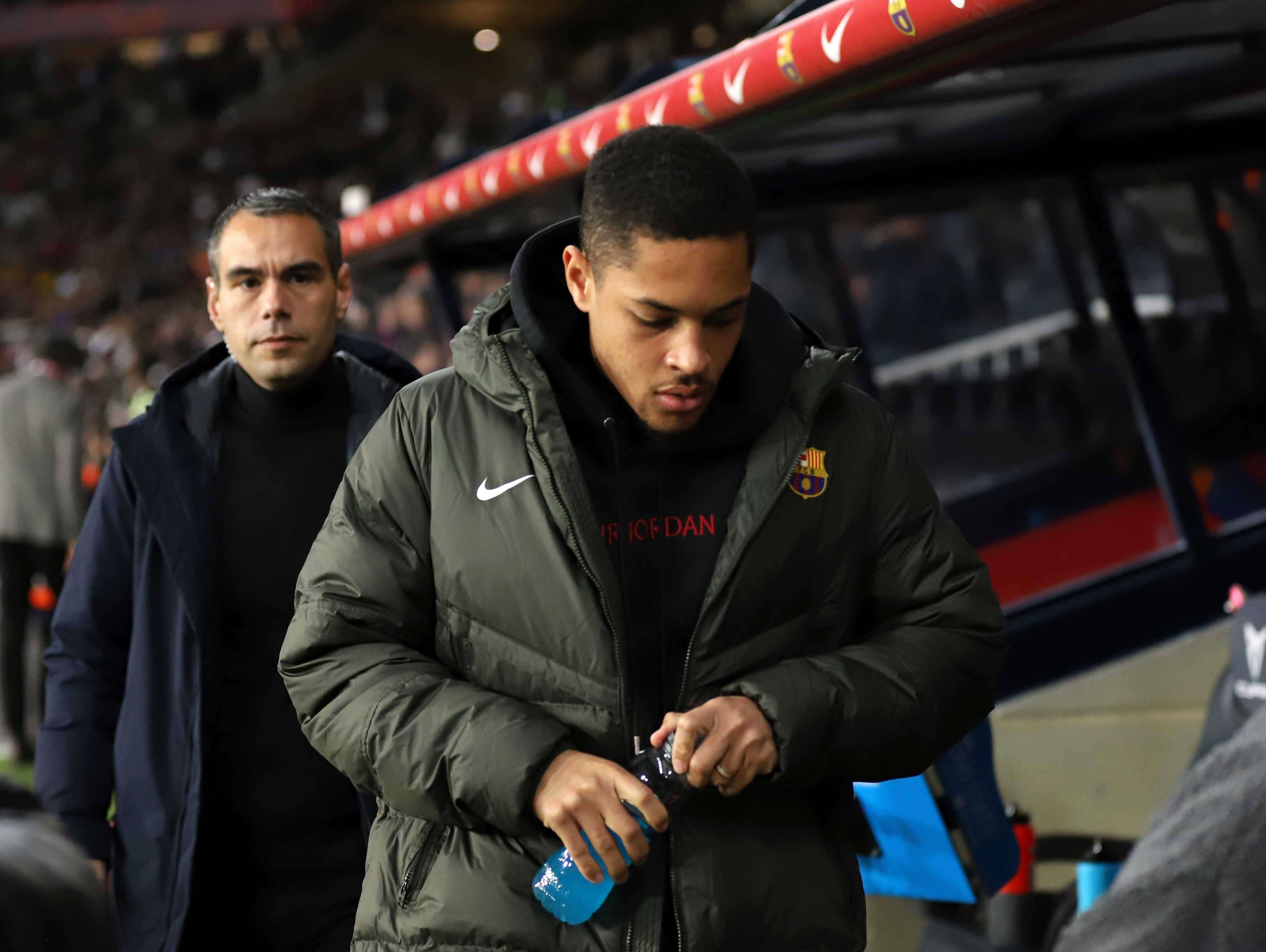 Vitor Roque, en el banquillo del Barcelona.