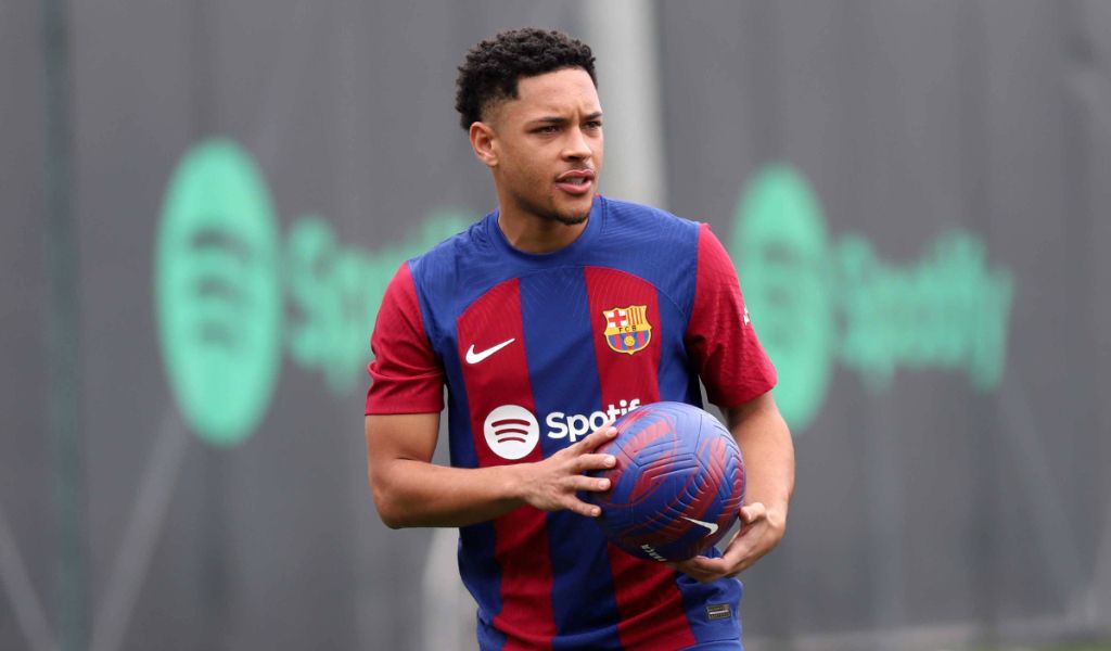 Vitor Roque posa con la camiseta del FC Barcelona (Fuente: Cordon Press)