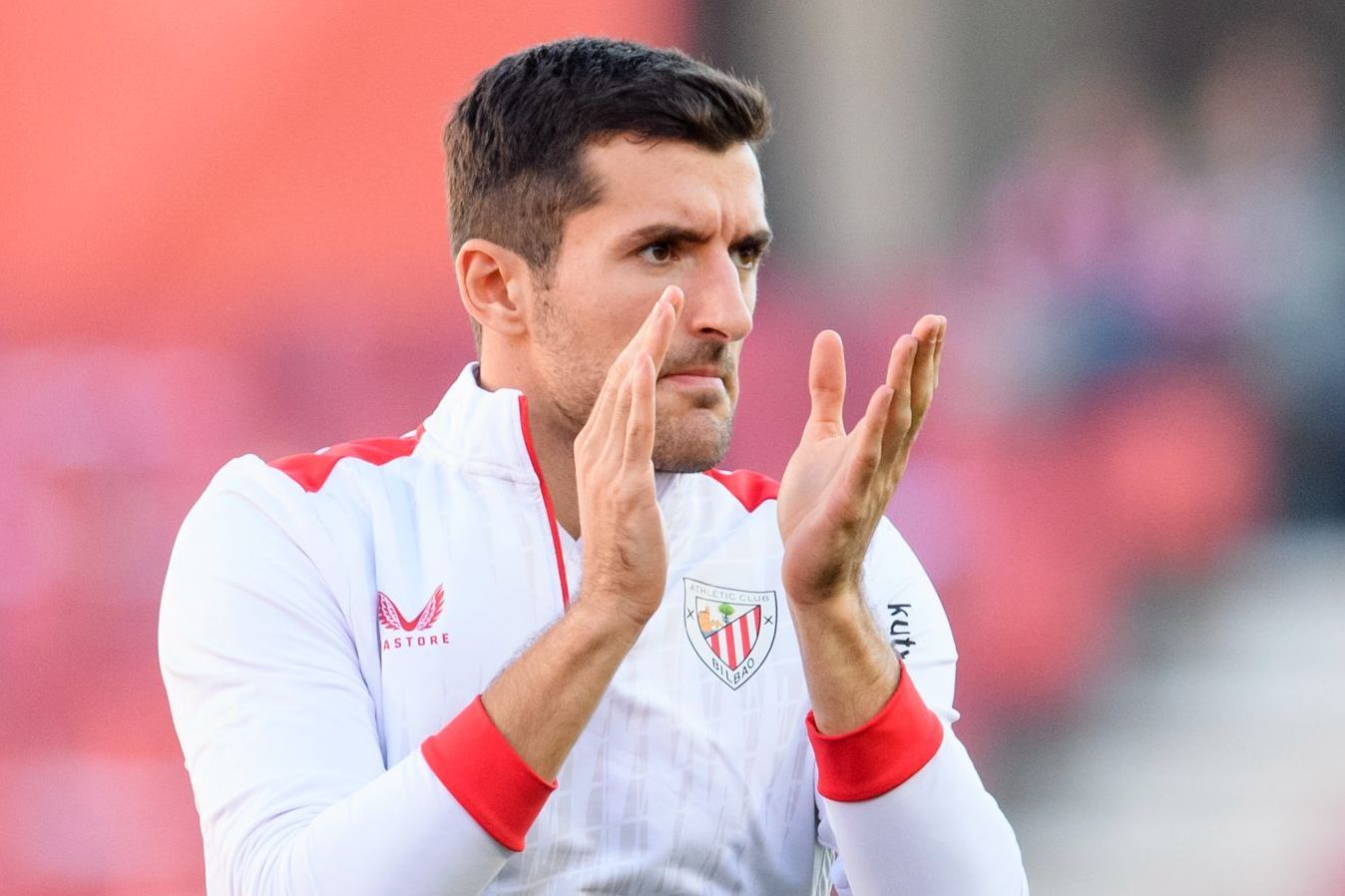  Dani Vivian aplaude ante el Granada en Los Cármenes.