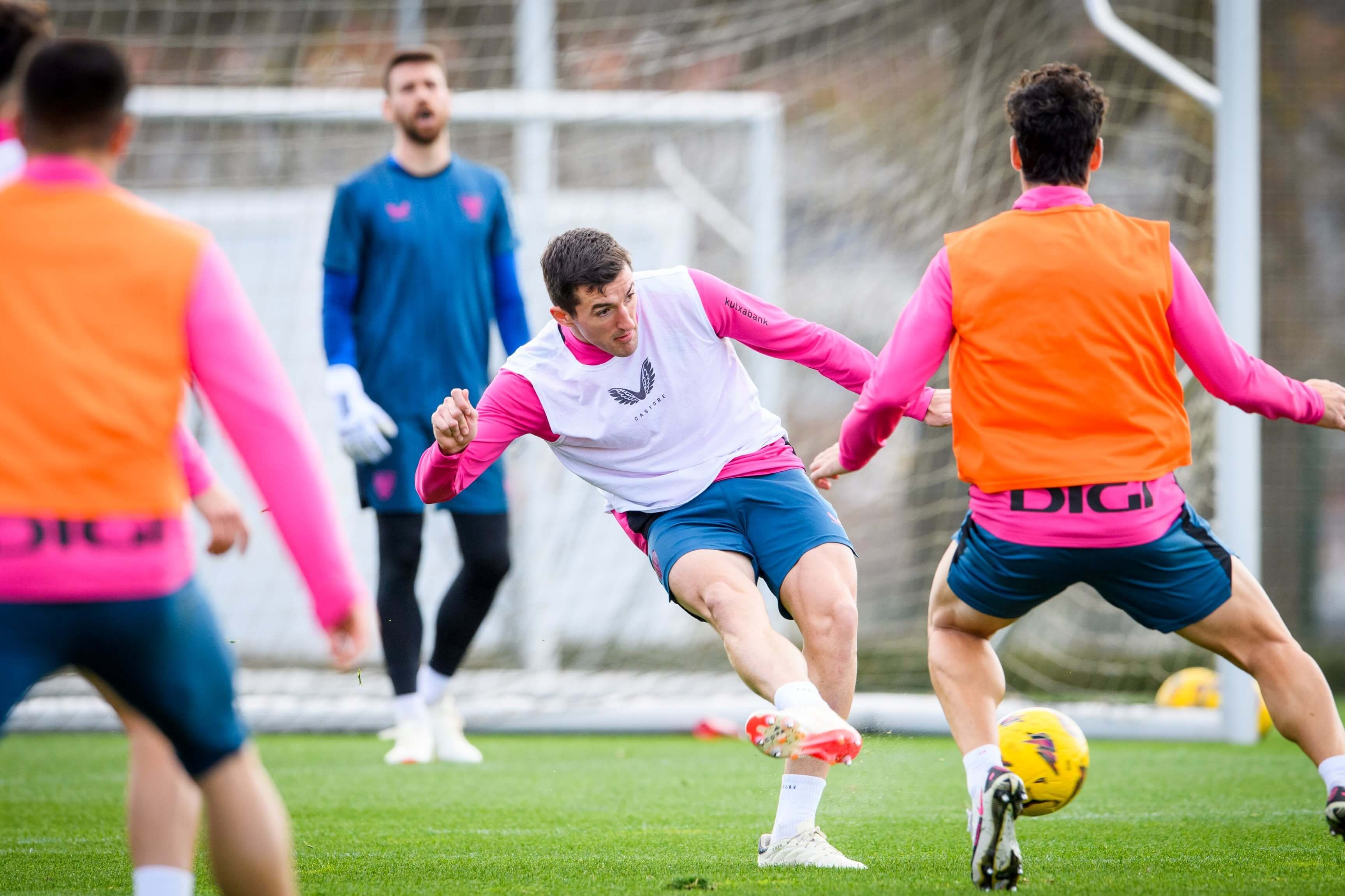 El central alavés Dani Vivian filtra un pase entrenando en Lezama.