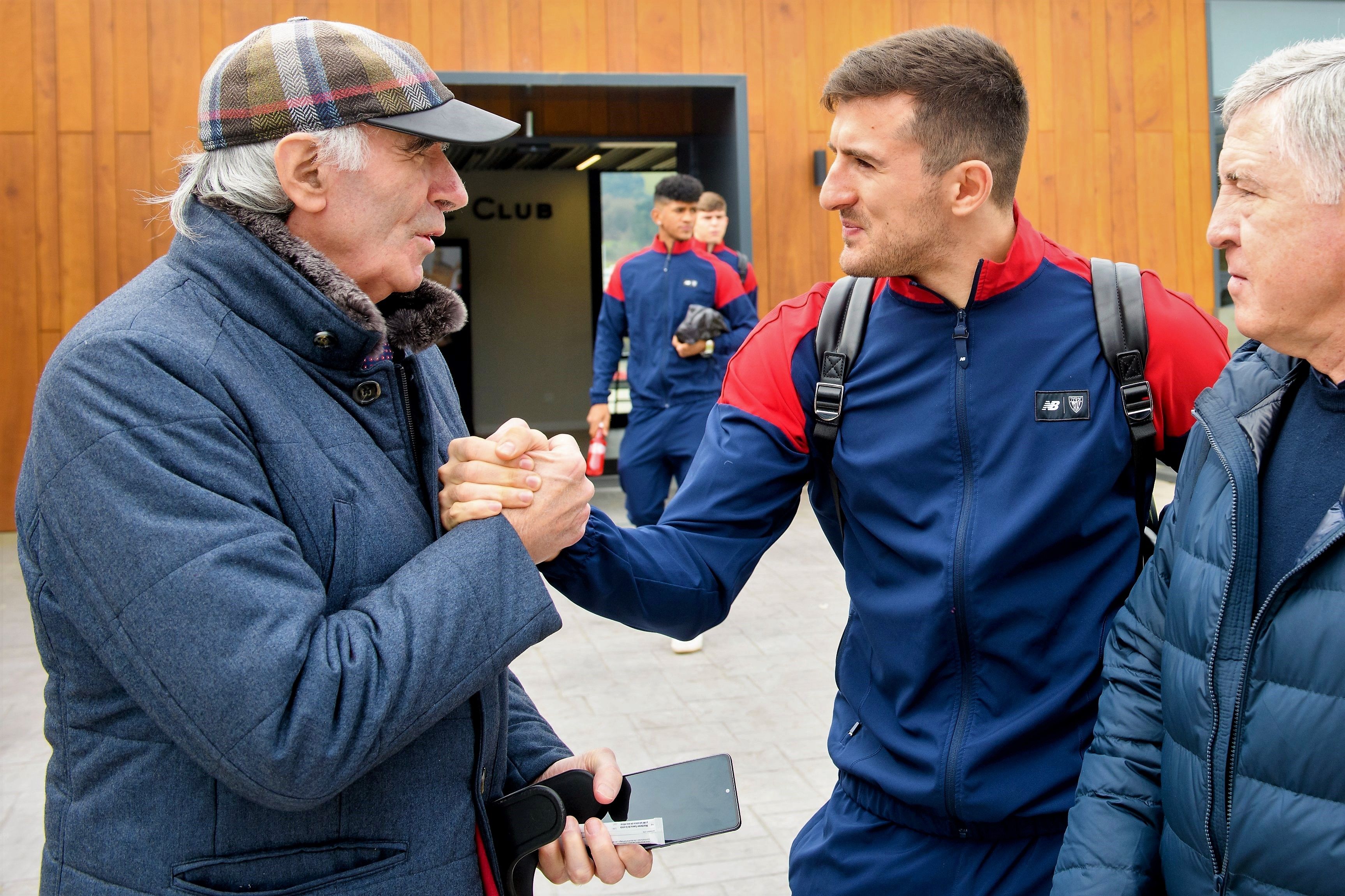  Un mito, José Ángel Iribar, saluda al central Dani Vivian en Lezama.