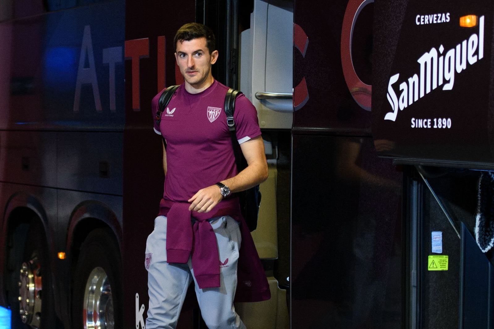 Dani Vivian, llamado por la selección española, baja del bus para jugar ante el Deportivo Alavés en San Mamés.