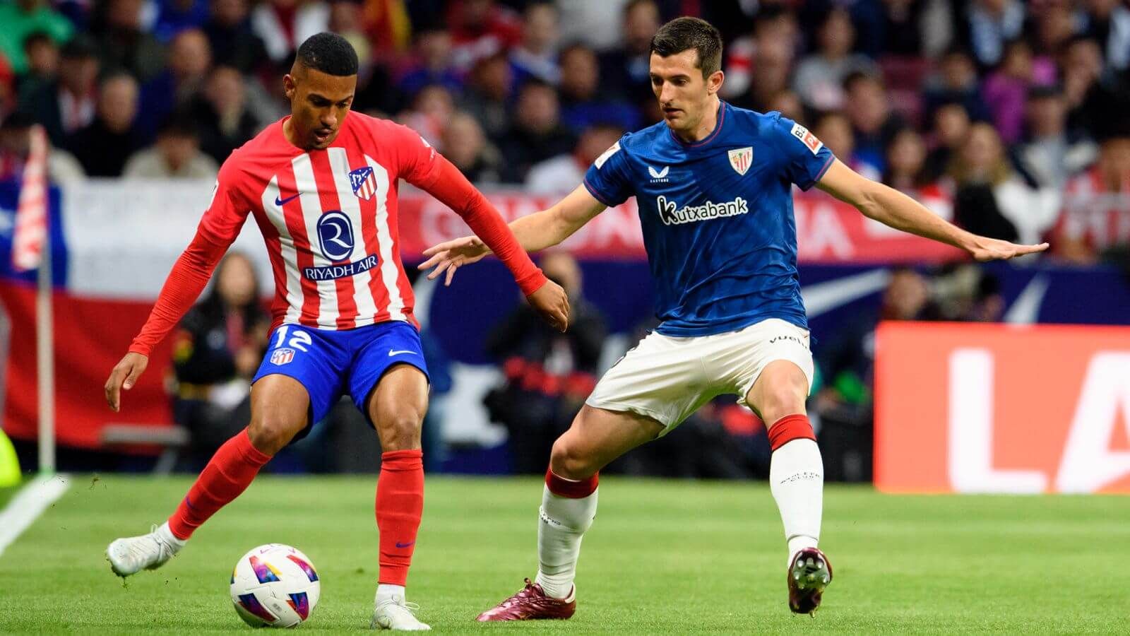  Dani Vivian ante Lino del Atlético en el Metropolitano.