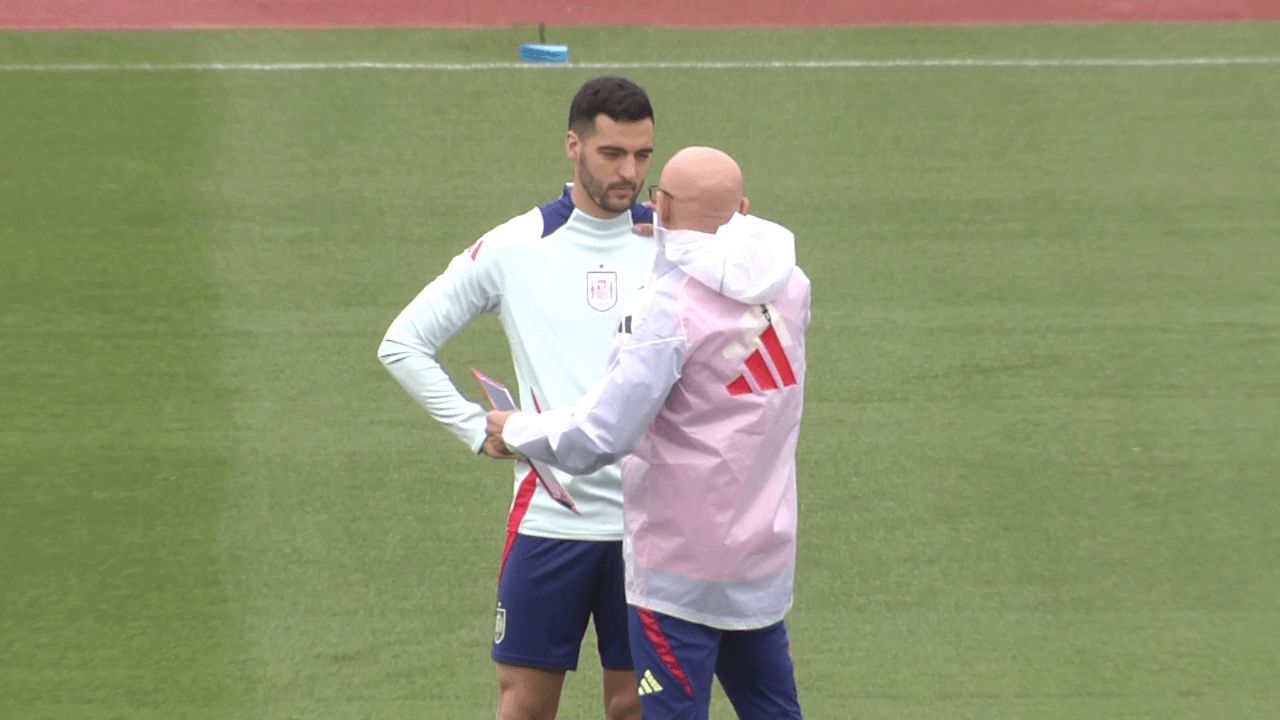  Mikel Merino y Luis de la Fuente manteniendo una conversación durante el entrenamiento de España