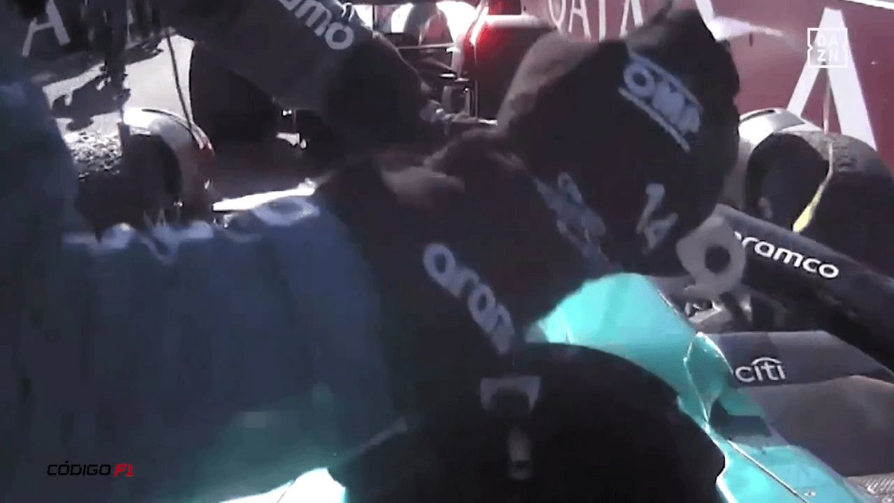  Fernando Alonso saca un tear off de su cockpit (Código F1 - DAZN)