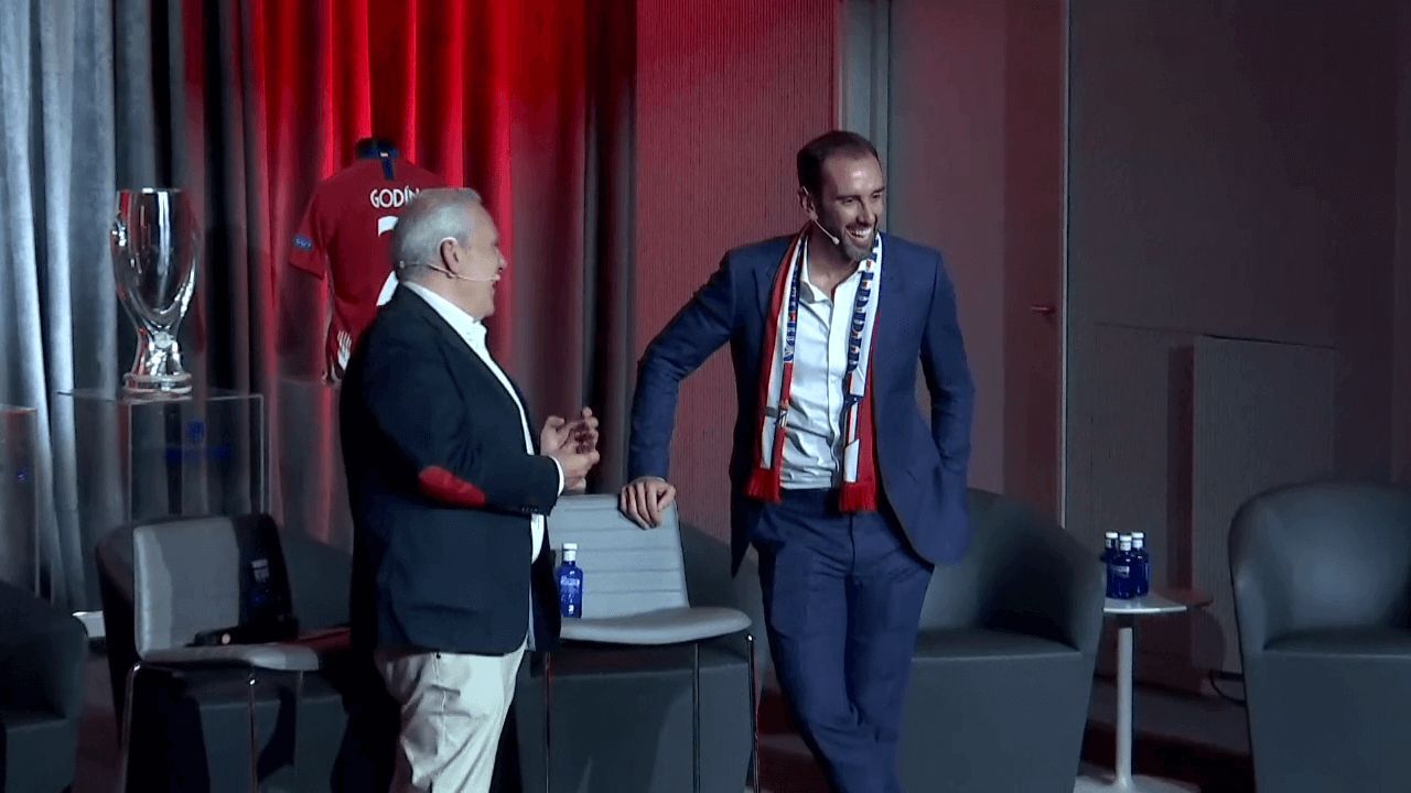 Diego Godín durante su homenaje en el Metropolitano (Fuente: ElDesmarque)