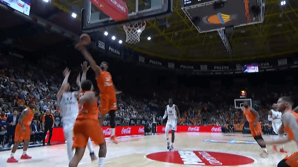  El tapón de Brandon Davies en la Euroliga (Fuente: Euroliga)