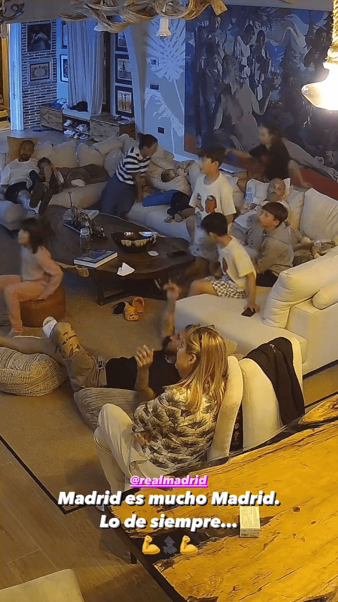 Sergio Ramos viendo el partido del Madrid contra el City (Instagram: @sergioramos)