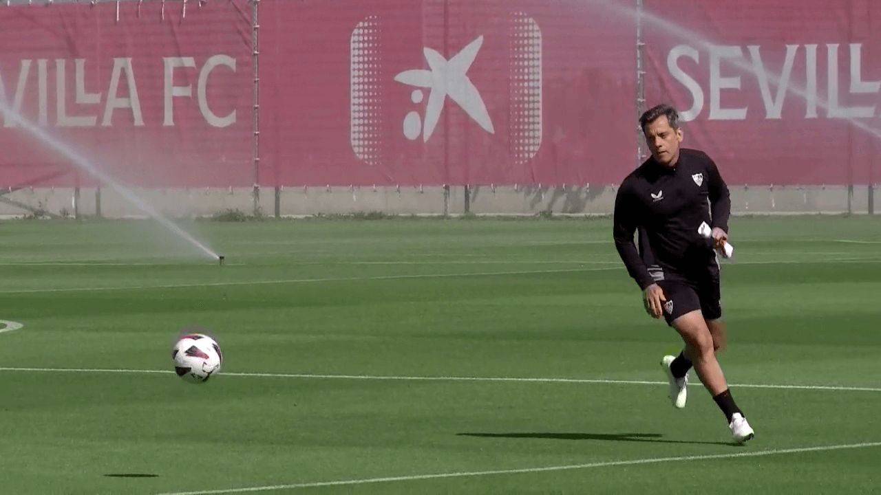  Quique Sánchez Flores durante el entrenamiento del Sevilla FC (Fuente: ElDesmarque)
