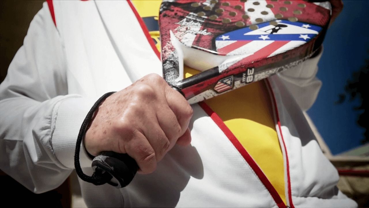 La pala del padre Andrés, personalizada con motivos del Atleti