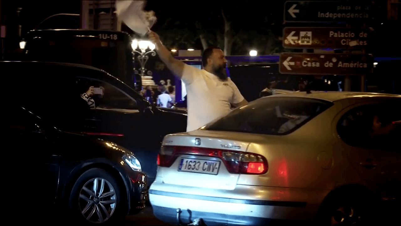  Aficionados del Real Madrid celebrando el título de LaLiga EA Sports