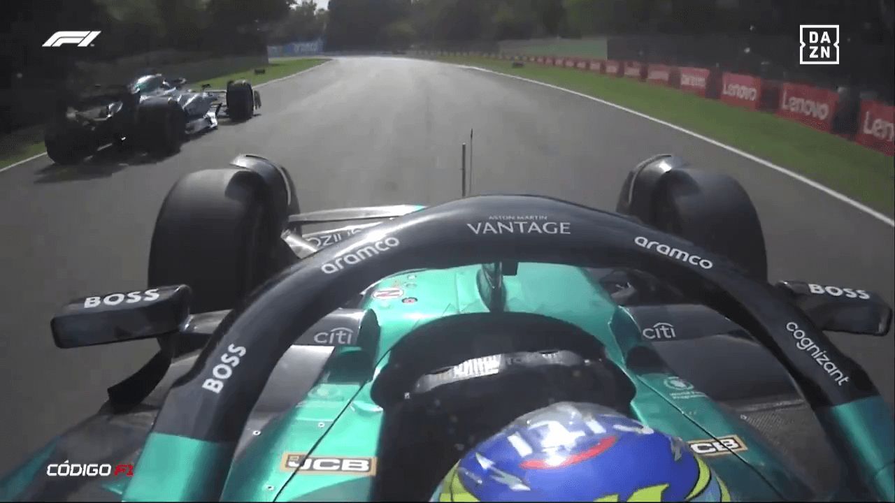  Fernando Alonso y Lance Stroll, intentando robarle la vuelta rápida a George Russell (DAZN)