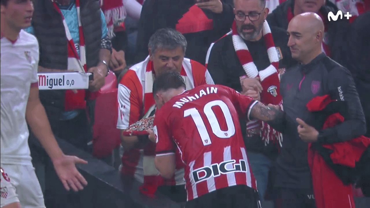  El beso de Iker Muniain a la txapela de Jesús Arrizabalaga (Movistar +)