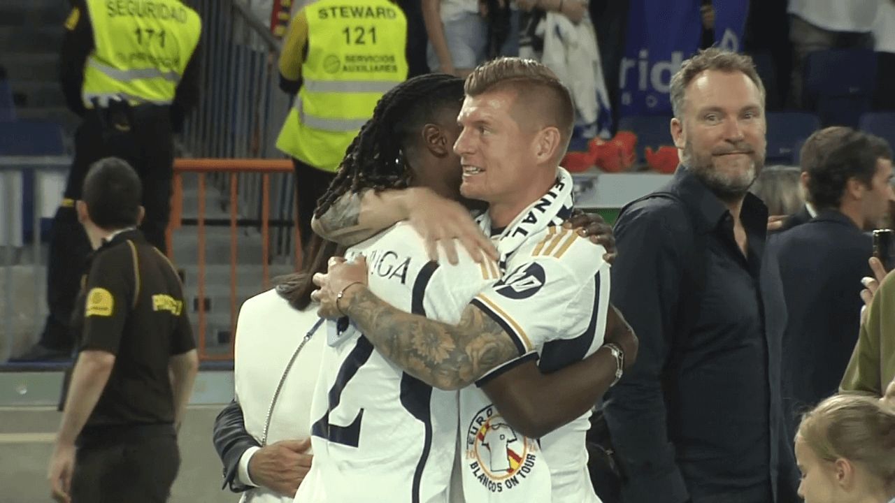 Camavinga, abrazando a Toni Kroos en la celebración del Bernabéu