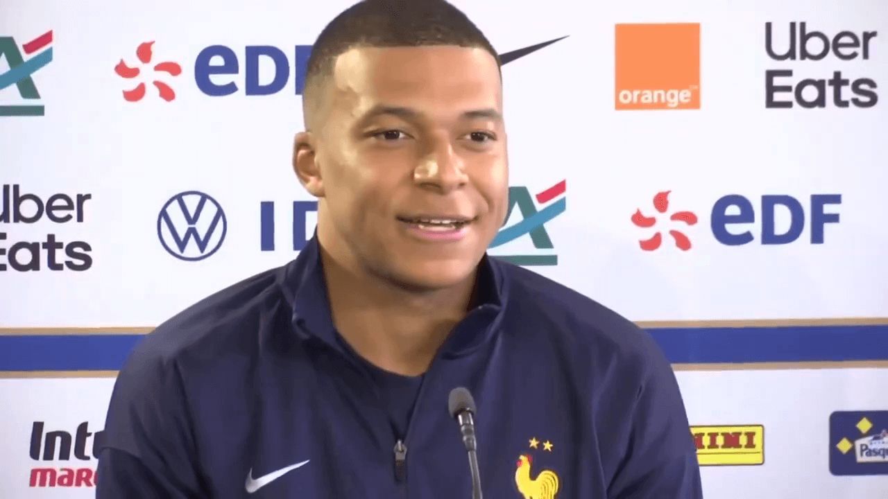  Kylian Mbappé en la rueda de prensa con la selección francesa.