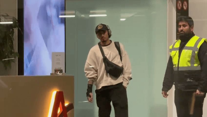 Raphinha con muñequera en su llegada a Barcelona (ElDesmarque)