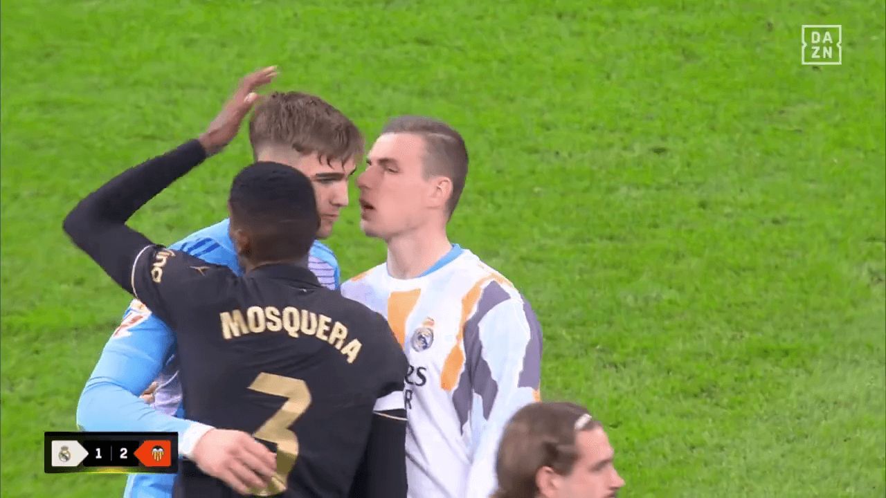 Los jugadores del Valencia consolaron a Fran González (DAZN)