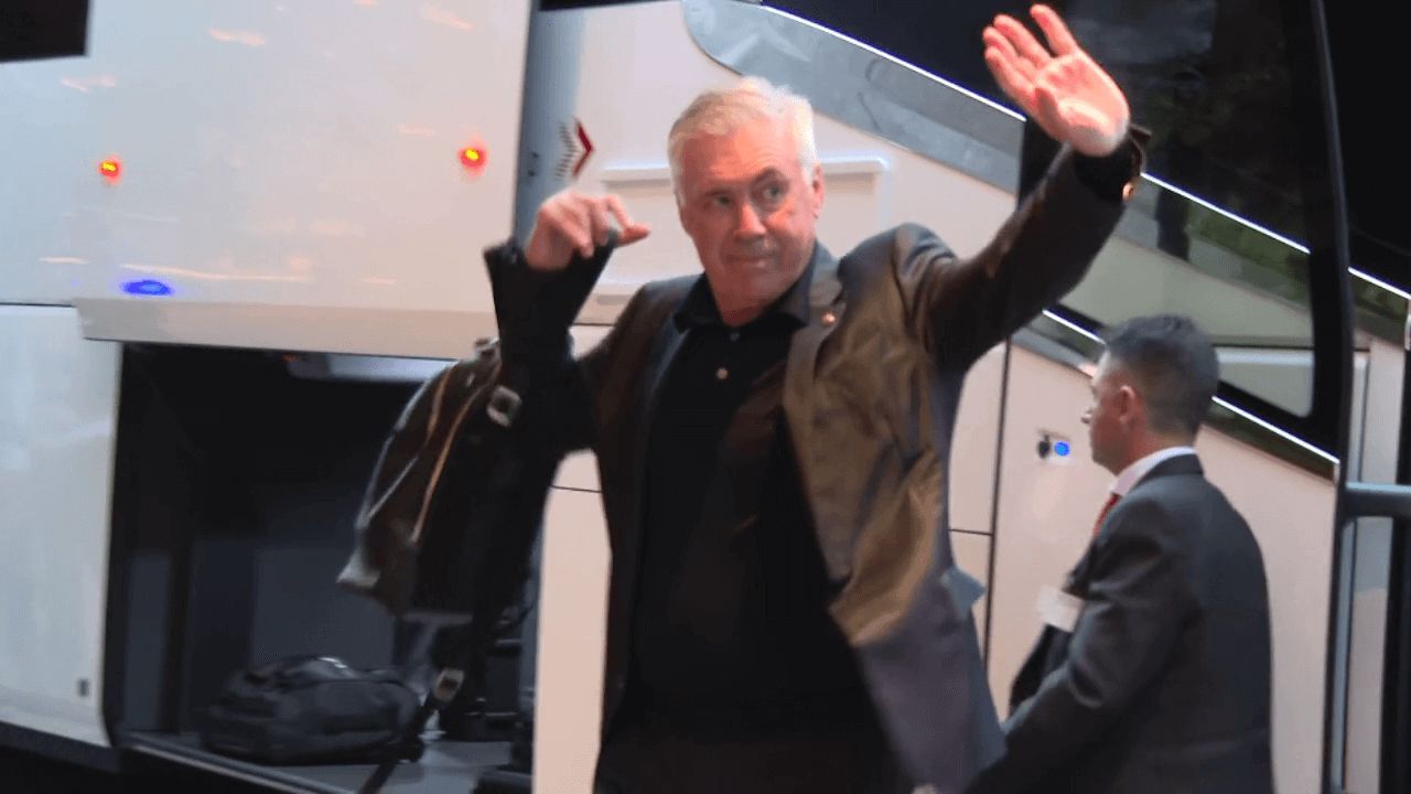  Carlo Ancelotti saluda a los aficionados al llegar al hotel en Barcelona