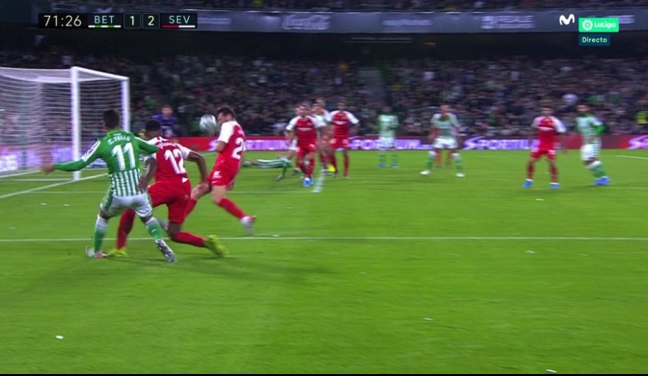  Posible mano de Franco Vázquez en el derbi Betis - Sevilla.