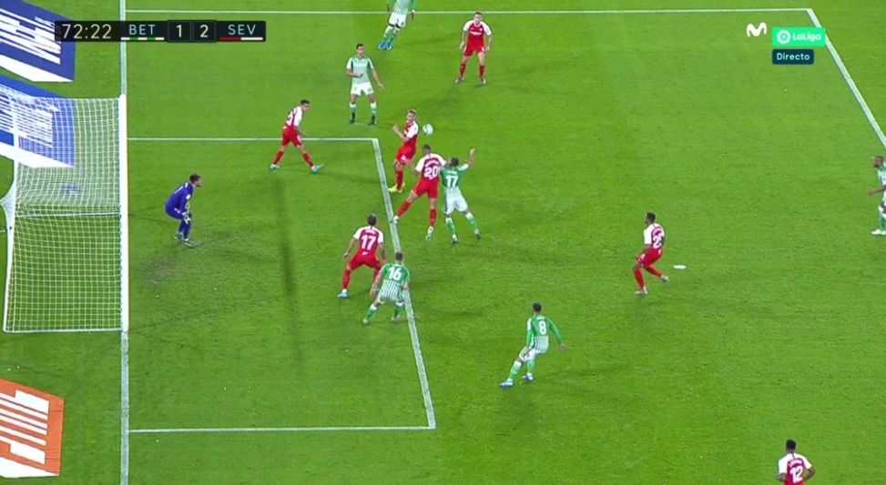  Codazo de Diego Carlos a Joaquín Sánchez por el que se reclamó penalti.