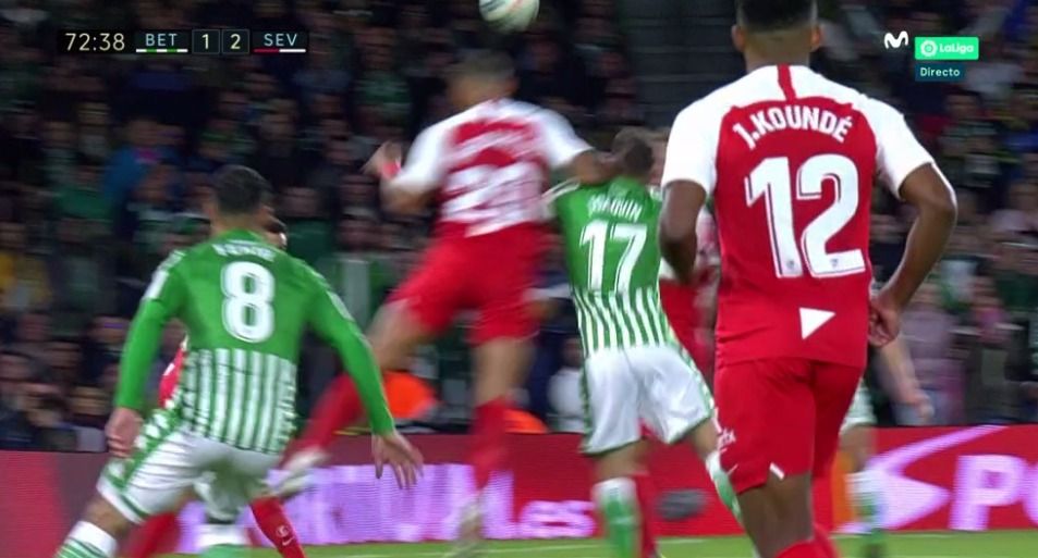  Codazo de Diego Carlos a Joaquín Sánchez.